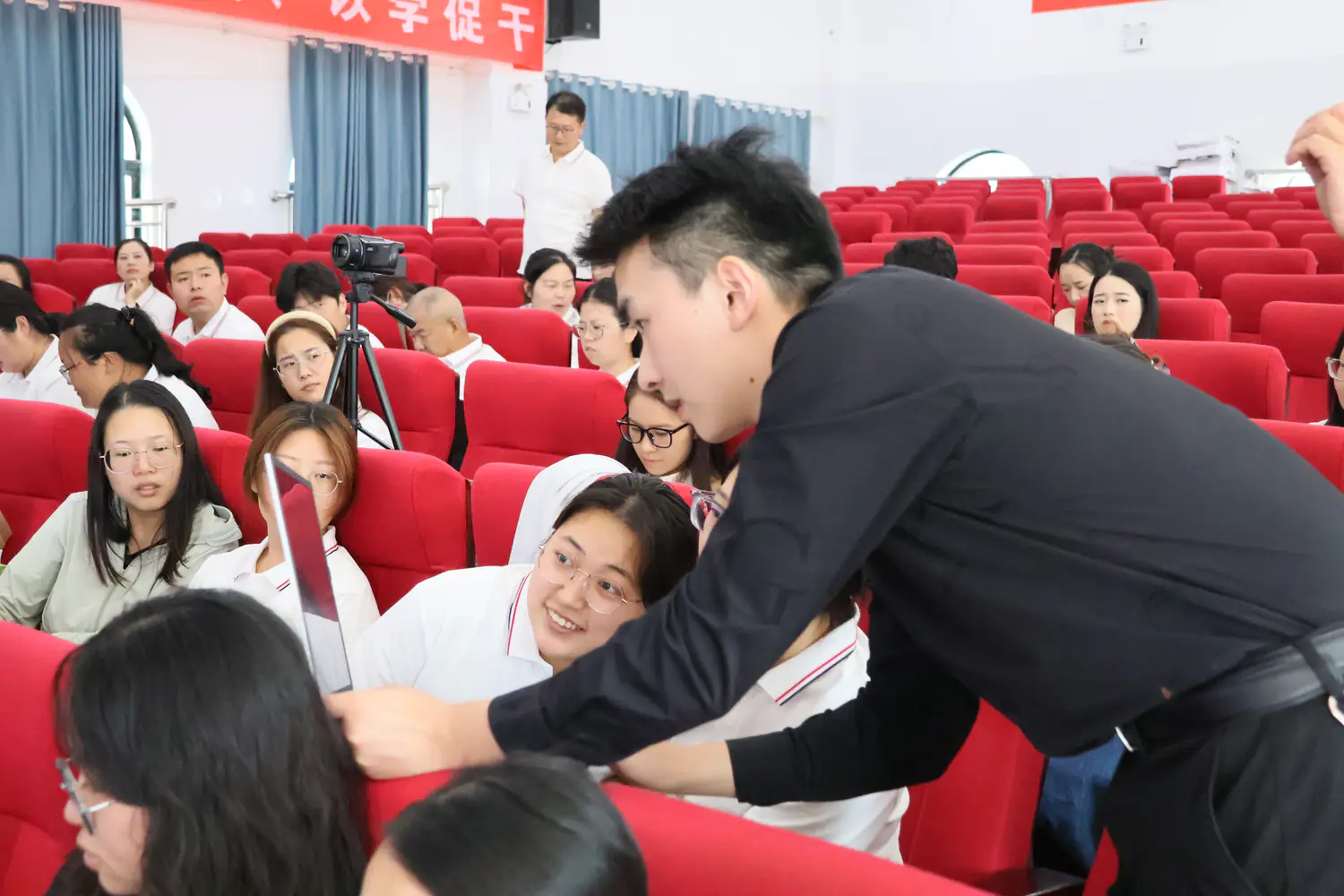 培训现场：讲师在座位间指导南召衡辰中学教师操作电脑
